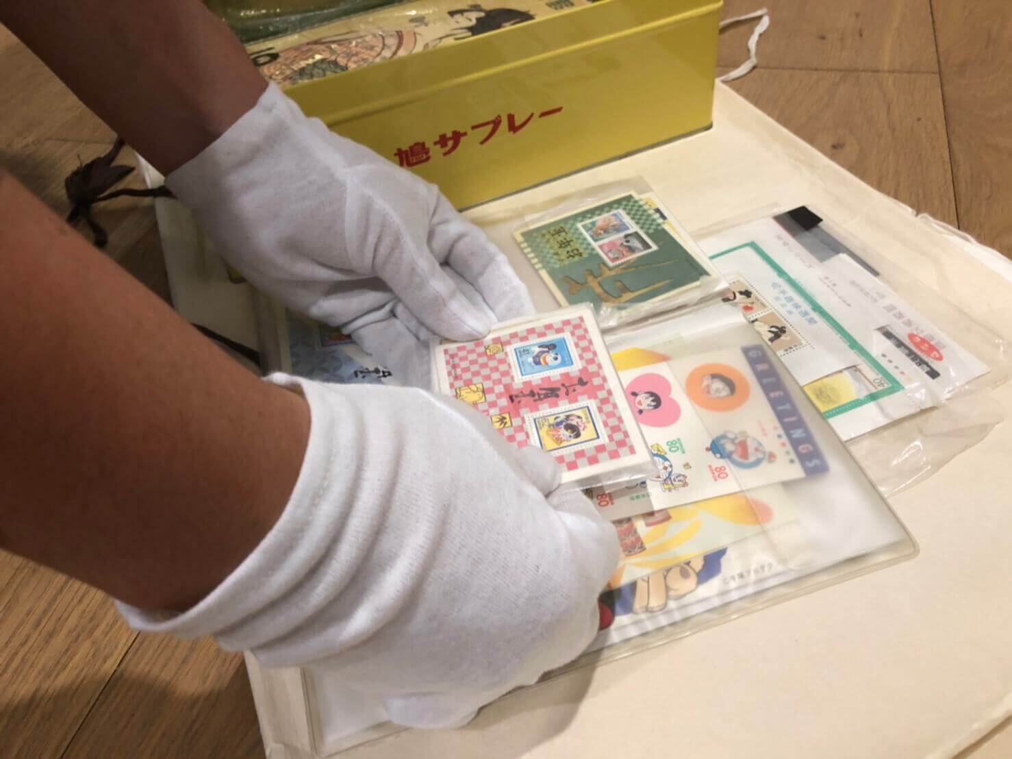 1枚1枚丁寧に査定